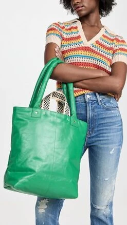 Clare V. Travailler Magazine Tote -Jacquemus Shop clare210321f666 1679515195409 2 0. UX357 QL90