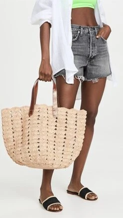 Mar Y Sol Paros Tote Bag -Jacquemus Shop madim3017614a9b 1647632853644 2 0. UX357 QL90