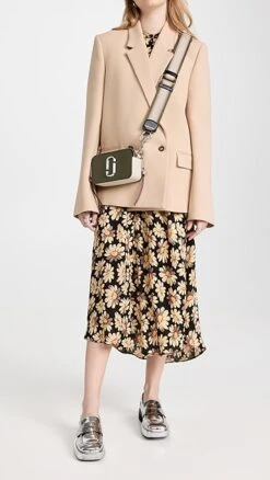 Marc Jacobs The Snapshot -Jacquemus Shop mjadb338451e8cb 1672273196330 2 0. UX357 QL90