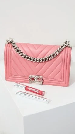 What Goes Around Comes Around Chanel Pink Lambskin Chevron Boy Medium -Jacquemus Shop wgadb3647511de9 1674860351386 2 0. UX357 QL90