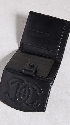 What Goes Around Comes Around Chanel Black Lambskn Timeless Cc Compact Wallet -Jacquemus Shop wgadb366941071c 1678822791795 2 0. UX357 QL90