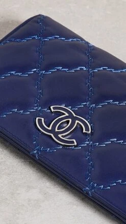 What Goes Around Comes Around Chanel Blue Hampton Enamel Wallet -Jacquemus Shop wgadb36916102c9 1684268606899 2 0. UX357 QL90
