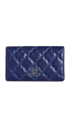 What Goes Around Comes Around Chanel Blue Hampton Enamel Wallet -Jacquemus Shop wgadb36916102c9 1684275634411 2 0. UX357 QL90